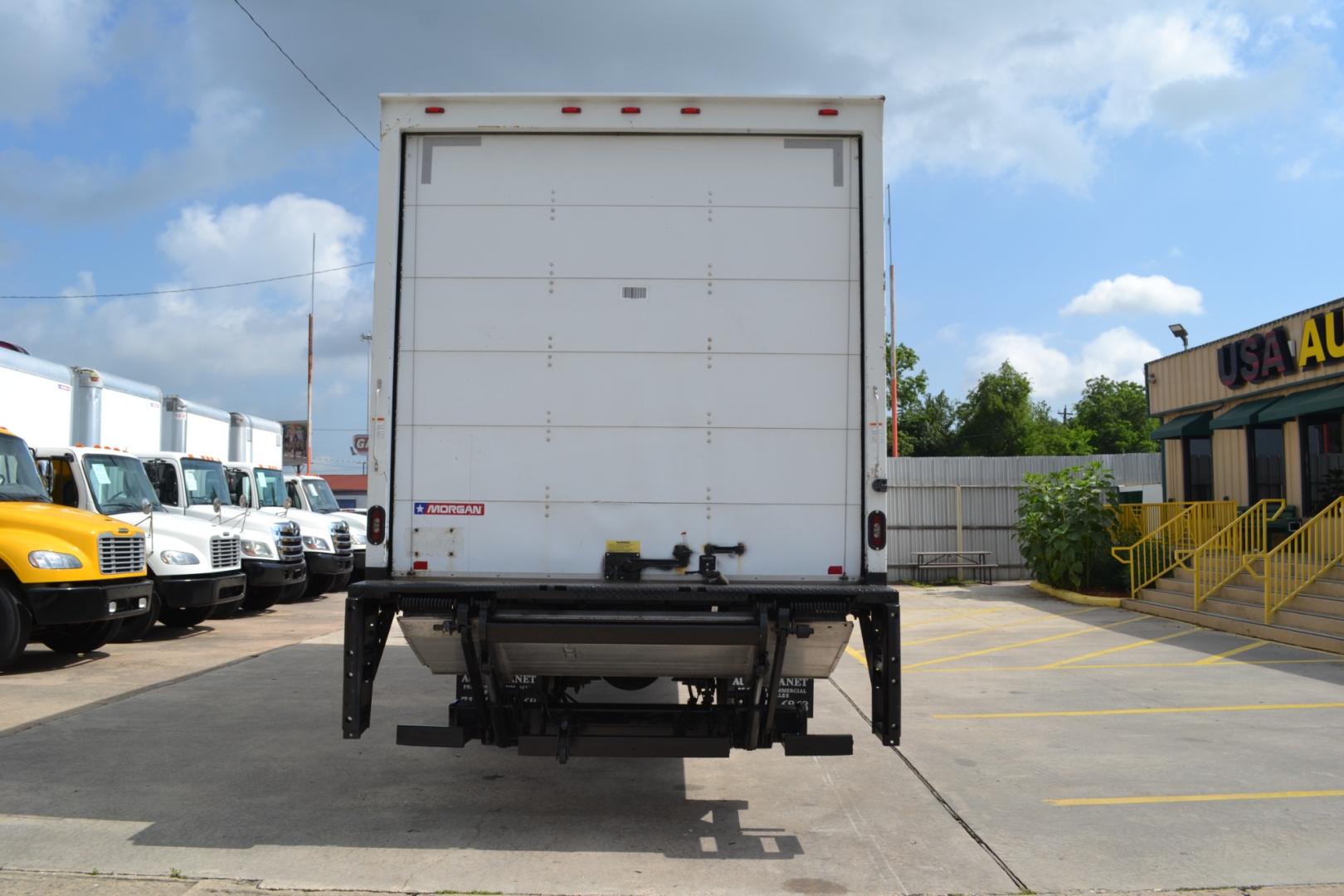 2018 WHITE /BLACK FREIGHTLINER M2-106 with an CUMMINS B6.7L 240HP engine, ALLISON 2500RDS AUTOMATIC transmission, located at 9172 North Fwy, Houston, TX, 77037, (713) 910-6868, 29.887470, -95.411903 - Photo#5